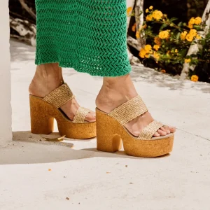 Sandali con zeppa. Made in Italy