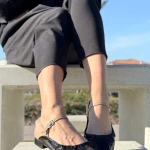 Minosse Black ballerina in vernice nera su base camoscio con cinturino tacco 1.5 cm artigianale marchigiana