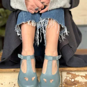 Paturnia Polvere bebe con occhietti in pelle azzurro chiaro artigianale toscana