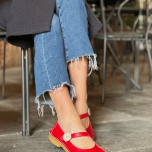Pou Red ballerina in pelle rossa con bottone artigianale toscana Lagattaconglistivali
