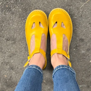 Paturnia Yellow bebe con occhietti in pelle gialla artigianale toscana