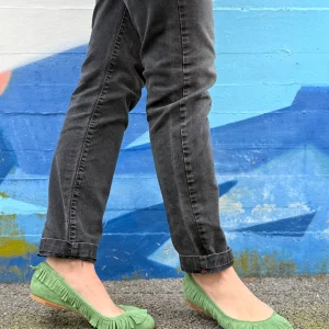 Tatanka Pesto ballerina in camoscio verde con frange lavorazione artigianale marchigiana