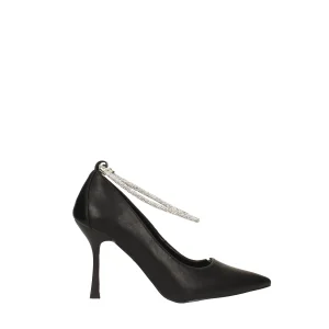 Décolleté con cinturino alla caviglia ricoperto di strass. Tacco alto 9cm