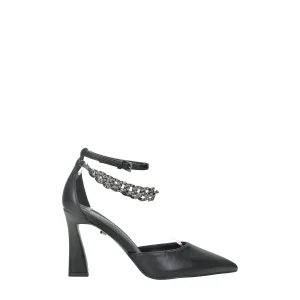 Décolleté con cinturino intrecciato.Tacco alto 9cm