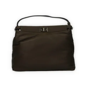 Borsa a secchiello con chiusura.